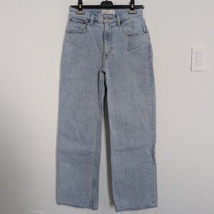 Abercrombie Curve Love High Rise 90s Relaxed Jean – Light, 26 Extra Short